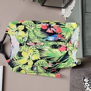 Sportelle Round neck, tie front blouse. Green floral. MED